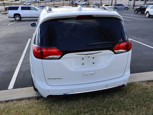 Used 2018 Chrysler Pacifica Touring-L Plus w/ Advanced Safetytec Group image 13