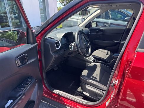 Used 2023 Hyundai Venue Limited image 14