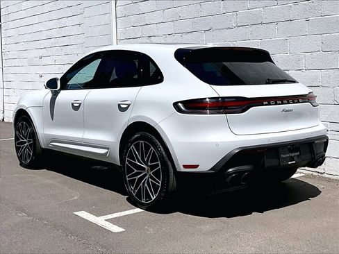 Used 2025 Porsche Macan AWD/4WD image 3
