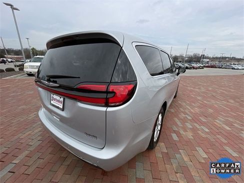 Used 2024 Chrysler Pacifica Touring-L image 35