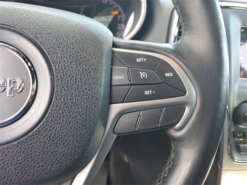 Used 2018 Jeep Grand Cherokee Laredo image 28