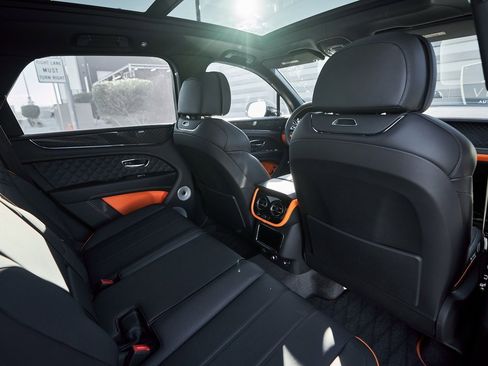 Used 2025 Bentley Bentayga image 40