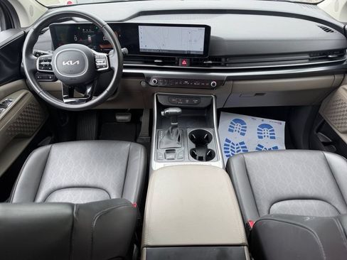 Used 2025 Kia Carnival FWD image 13