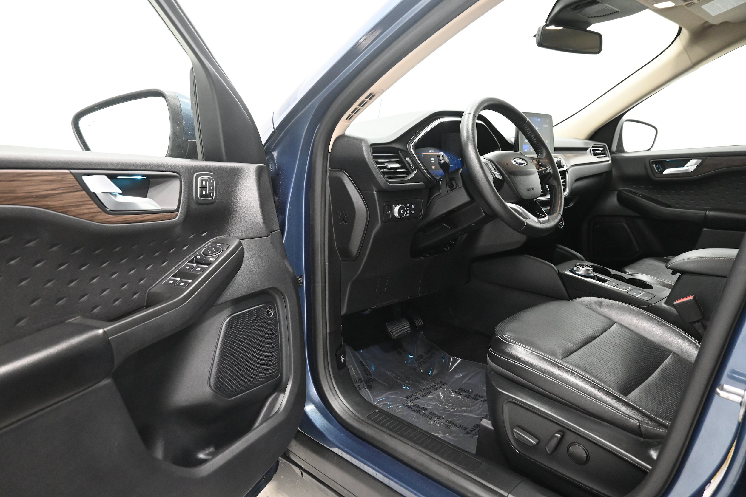Used 2020 Ford Escape Titanium w/ Titanium Premium Package 2.0 AWD/4WD image 3