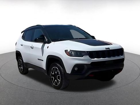 Used 2025 Jeep Compass Trailhawk image 2