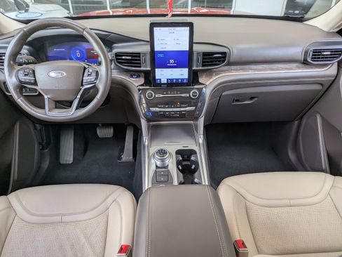 Certified 2022 Ford Explorer Platinum w/ Technology Package AWD/4WD image 17