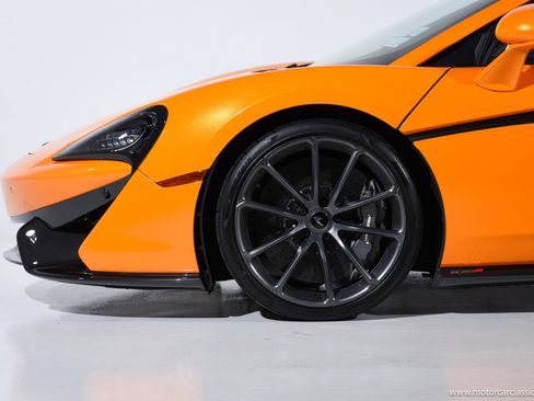 Used 2020 McLaren 570S Spider image 31