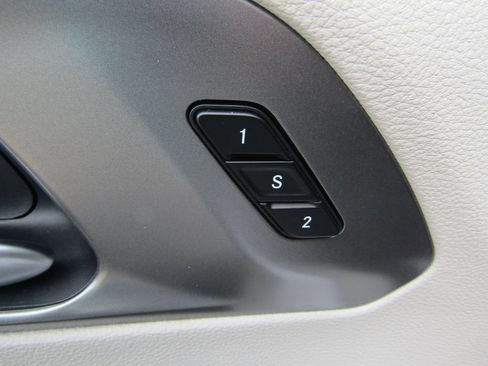 Used 2024 Chrysler Pacifica Touring-L FWD image 6