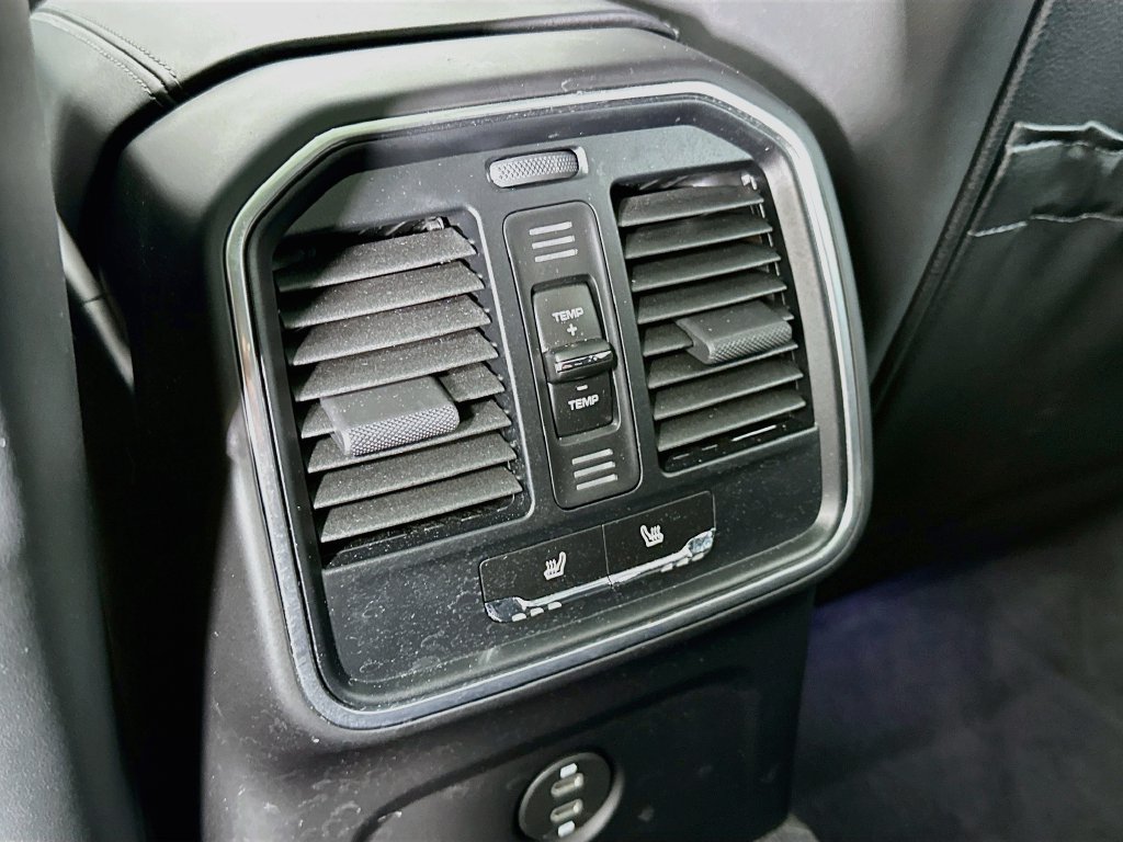 Certified 2025 Porsche Macan AWD/4WD image 27