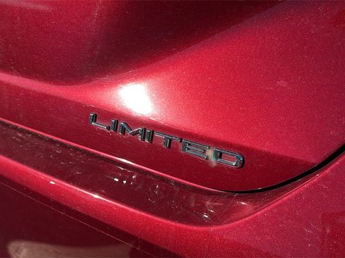 Used 2019 Toyota Avalon Limited image 5