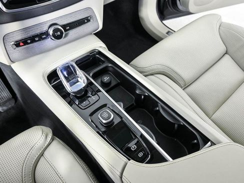 Certified 2025 Volvo XC90 T8 Ultra w/ Protection Package Premier AWD/4WD image 19