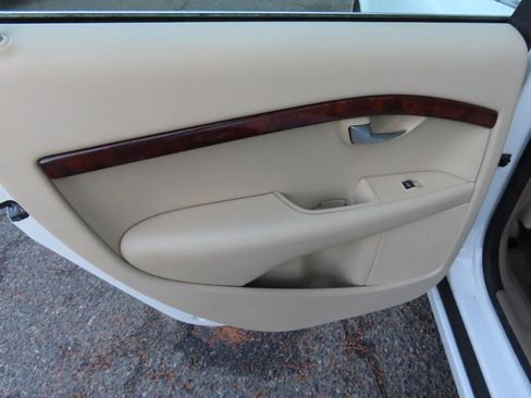 Used 2010 Volvo V70 FWD image 13