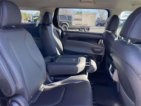 New 2026 Kia Carnival image 3