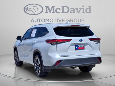 Used 2022 Toyota Highlander XLE FWD image 4