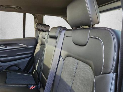 New 2025 Jeep Grand Cherokee Altitude image 14