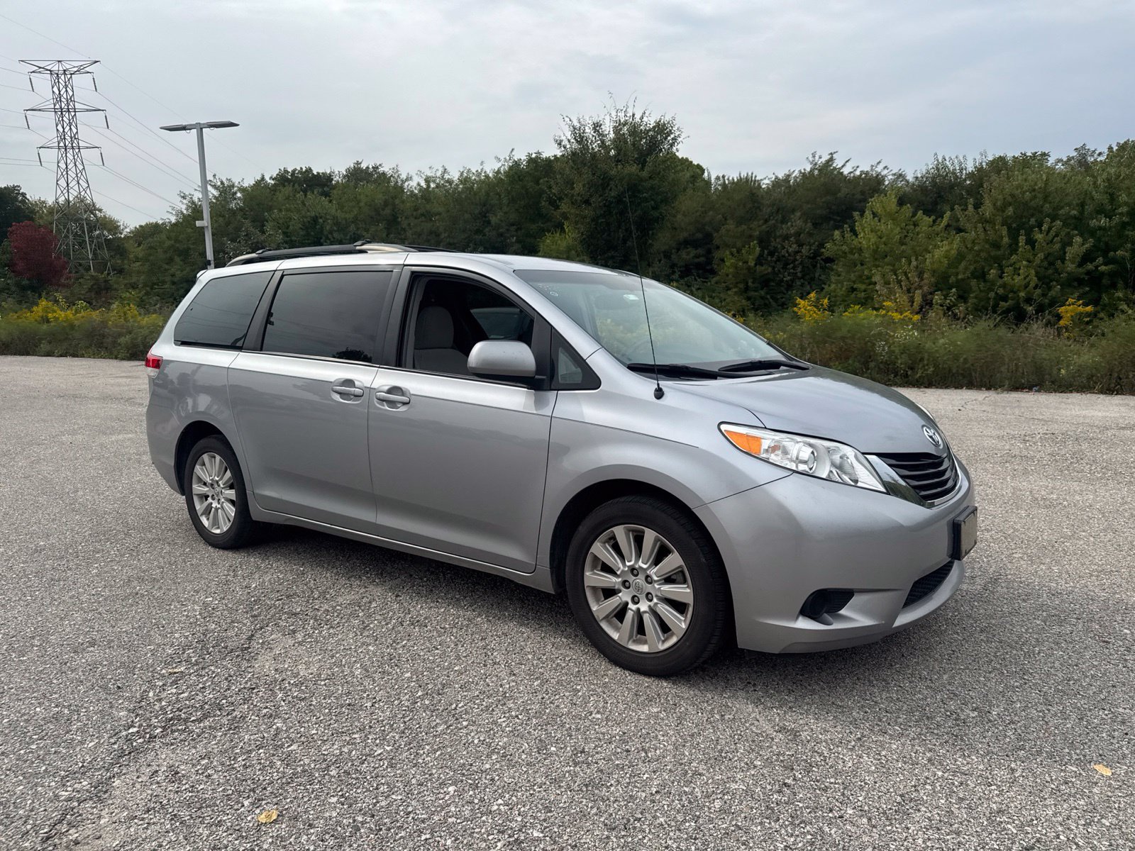 Used 2012 Toyota Sienna LE w/ Towing Pkg AWD/4WD image 10