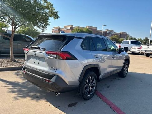 Used 2022 Toyota RAV4 XLE Premium AWD/4WD image 5