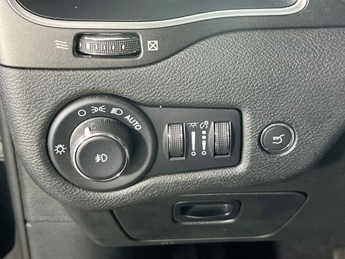 Used 2022 Jeep Cherokee Trailhawk w/ Premium Leather Package AWD/4WD image 10