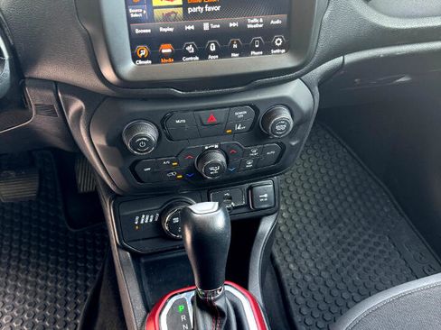 Used 2021 Jeep Renegade Trailhawk image 4