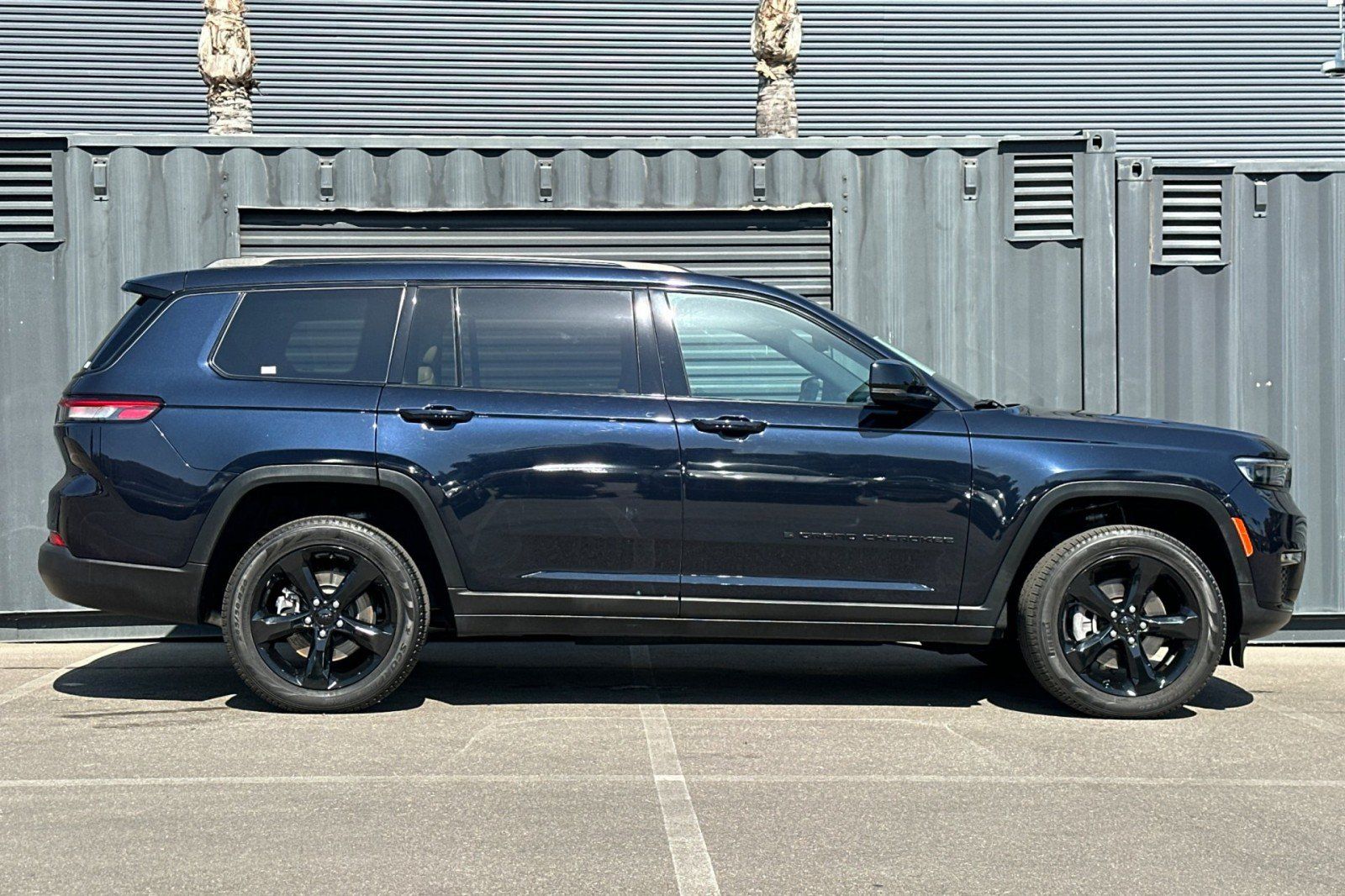 Used 2024 Jeep Grand Cherokee L Limited w/ Black Appearance Package AWD/4WD image 9