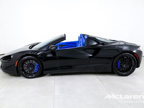 Used 2025 McLaren Artura Spider image 7