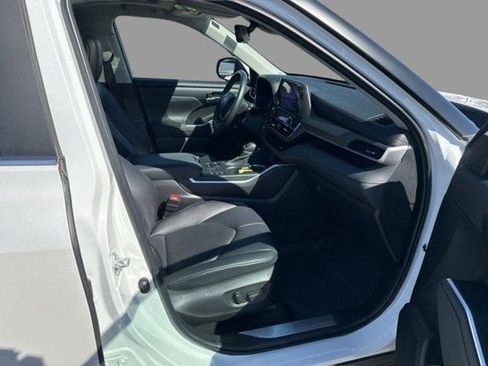 Used 2023 Toyota Highlander XLE image 11