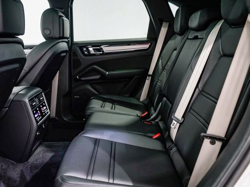 Used 2023 Porsche Cayenne S Platinum image 19