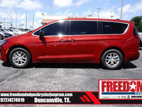 New 2027 Chrysler Pacifica Select FWD image 2