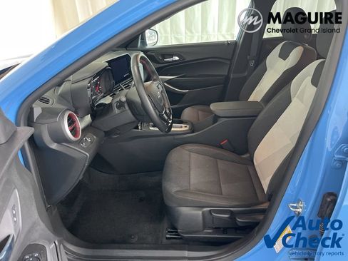 Used 2024 Chevrolet Trax RS w/ Sunroof Package FWD image 1