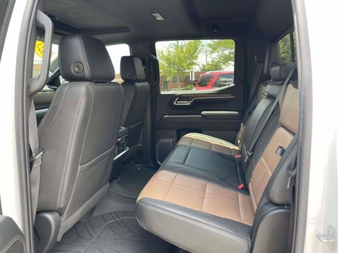 Used 2023 Chevrolet Silverado 1500 High Country w/ High Country Premium Package RWD image 3