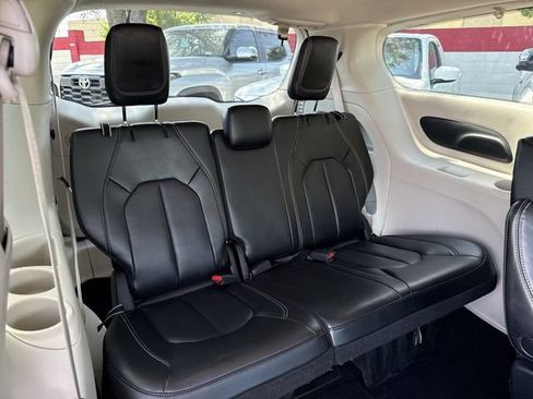 Used 2023 Chrysler Pacifica Touring-L FWD image 29