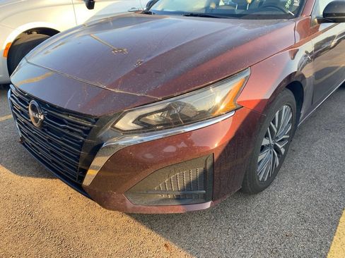 Used 2024 Nissan Altima 2.5 SV FWD image 14