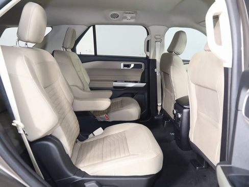 Used 2021 Ford Explorer XLT image 12
