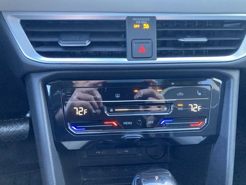 Certified 2025 Volkswagen Taos SE w/ Panoramic Sunroof Package image 25