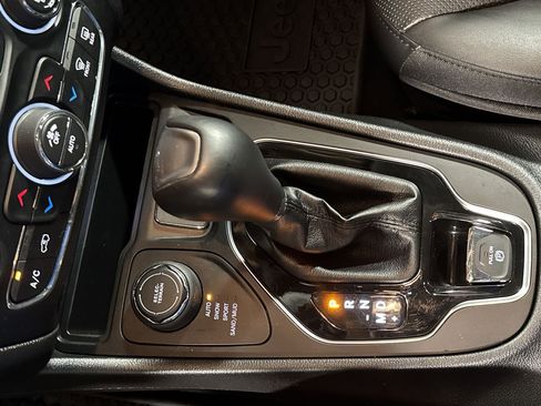 Used 2020 Jeep Cherokee Limited w/ Technology Group image 24