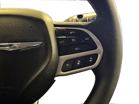 Used 2024 Chrysler Pacifica Touring-L image 22