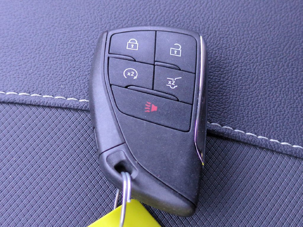 Used 2025 Chevrolet Traverse RS FWD image 32