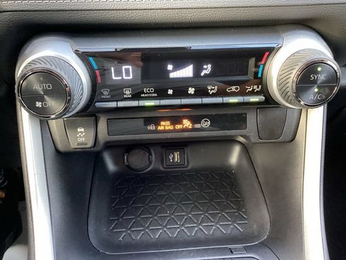 Used 2025 Toyota RAV4 XLE AWD/4WD image 18