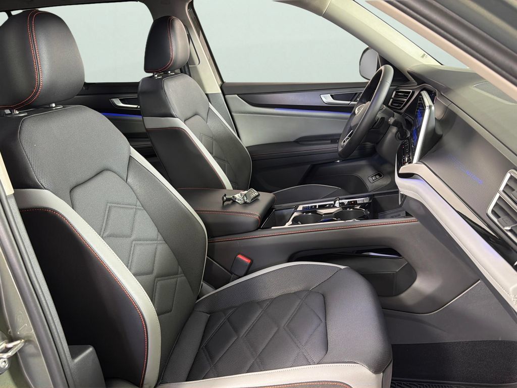 Used 2025 Volkswagen Atlas Peak Edition SE AWD/4WD image 38