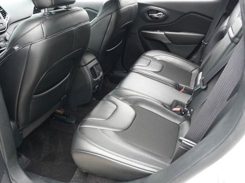 Used 2019 Jeep Cherokee Latitude Plus FWD image 29