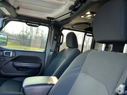 Used 2021 Jeep Gladiator Willys image 12