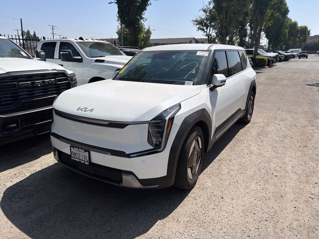 Used 2024 Kia EV9 Light Long Range RWD image 2