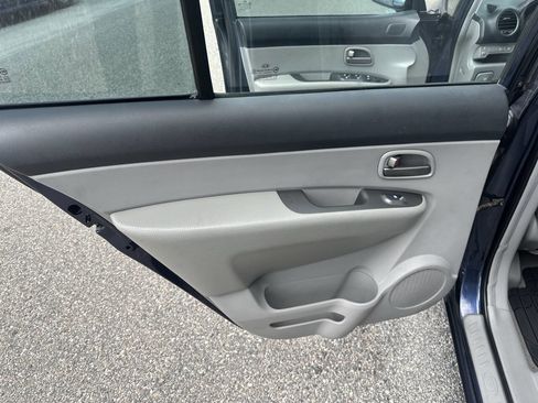 Used 2007 Kia Rondo EX image 18