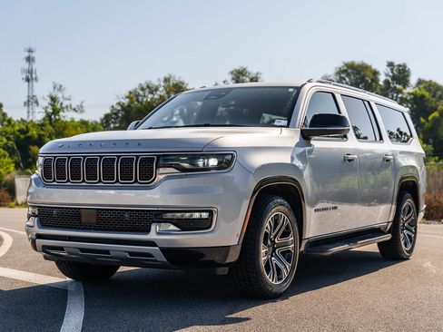 Used 2024 Jeep Wagoneer L Series II w/ Flexible Seating Group RWD image 3