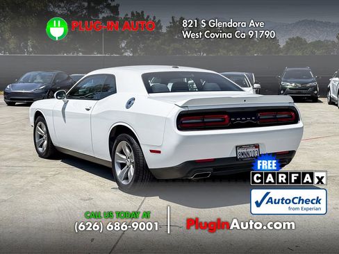 Used 2019 Dodge Challenger SXT RWD image 2
