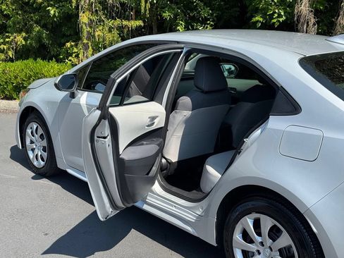 Used 2020 Toyota Corolla LE FWD image 11