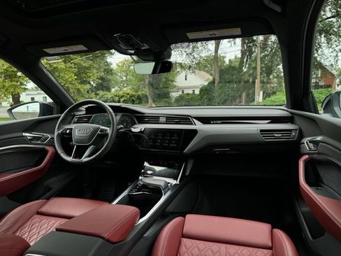 Used 2023 Audi e-tron S Prestige image 18