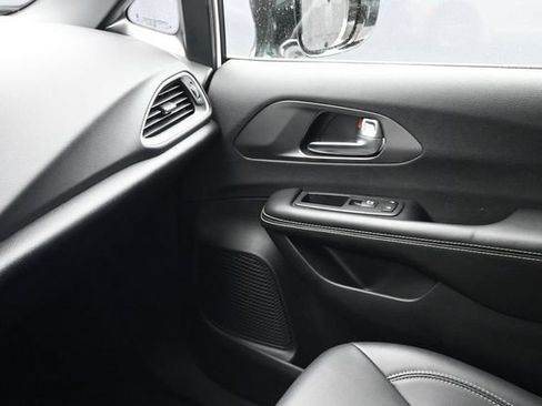 Used 2026 Chrysler Pacifica Select FWD image 9