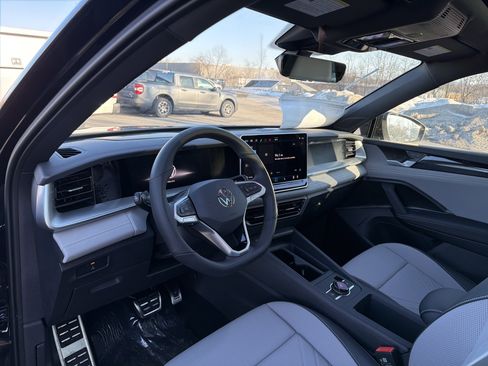 New 2026 Volkswagen Tiguan SE R-Line image 9