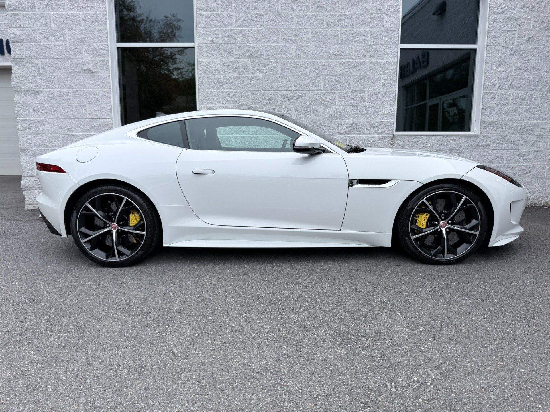 Used 2017 Jaguar F-TYPE R AWD/4WD image 32